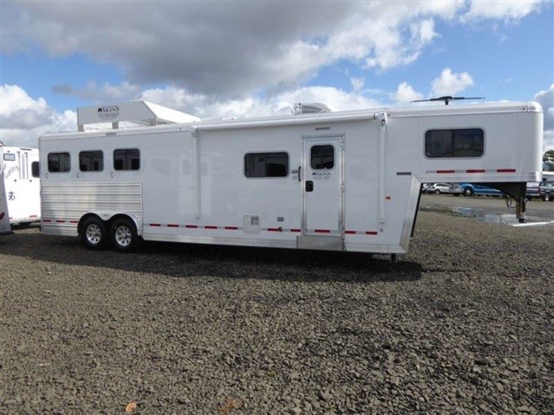 2018 Logan Coach Limited 3-Horse - 812