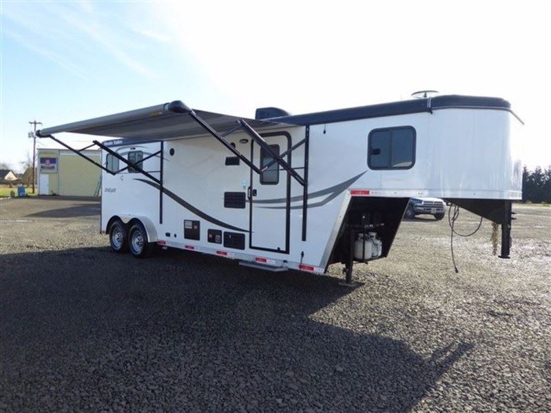 2017 Hoosier Horse Trailers Renegade 8' Short Wall