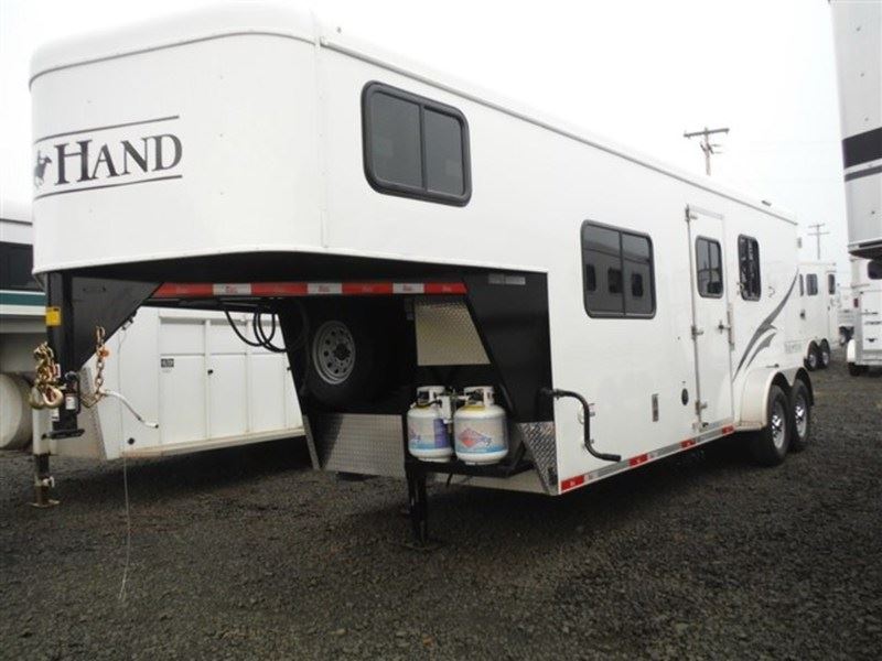 2017 Bison 2 Horse 6' LQ with a Sofa