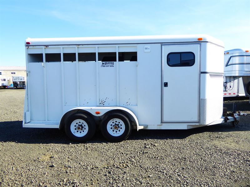 2000 Circle J Bronco 3 Horse Bumper Pull