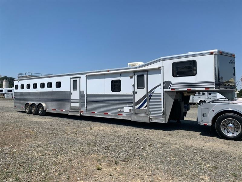 2001 Silverlite 7 Horse with 10' Living Quarter