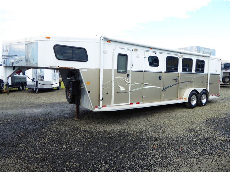 2005 Trails West Sierra 3 Horse with Mid Tack