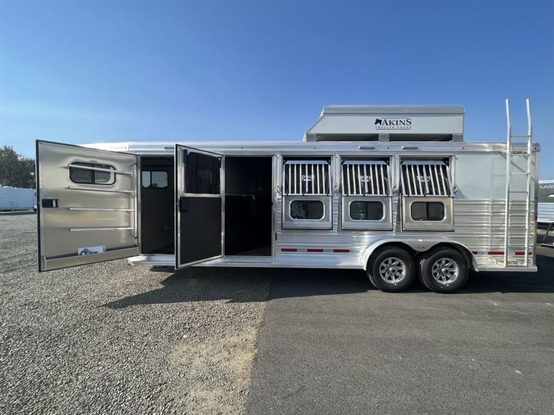 2023 Logan Coach Riot 4 Horse GN w/Hay Pod