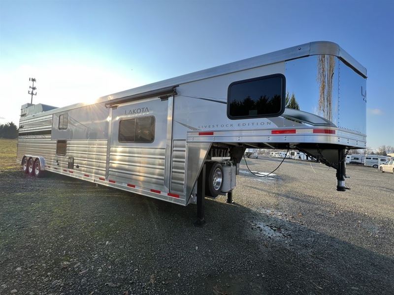 2023 Lakota Trailers Charger Livestock w/Bunk Beds