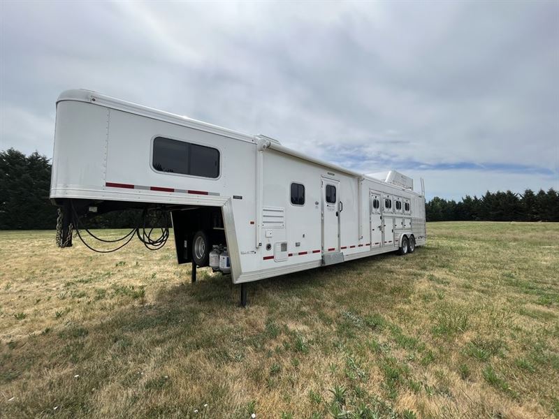 2018 Logan Coach Riot W/ Bunk Beds