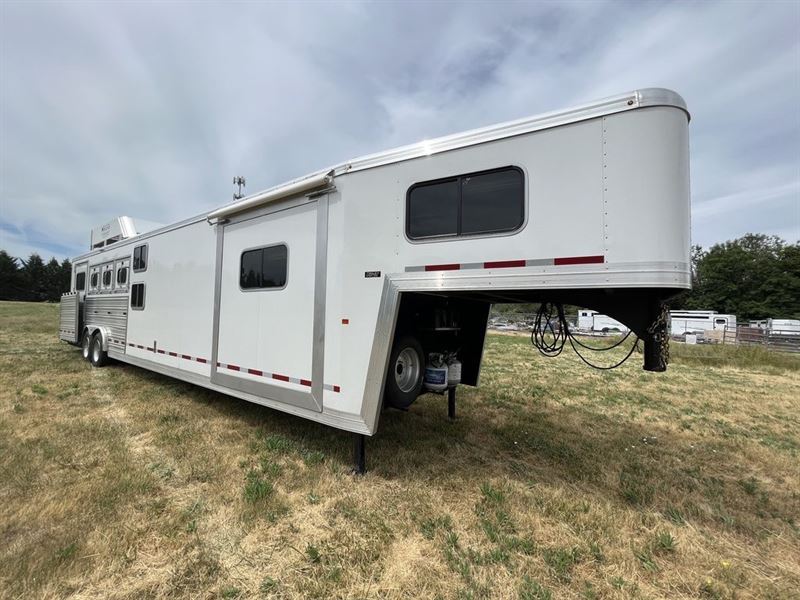 2018 Logan Coach Riot W/ Bunk Beds