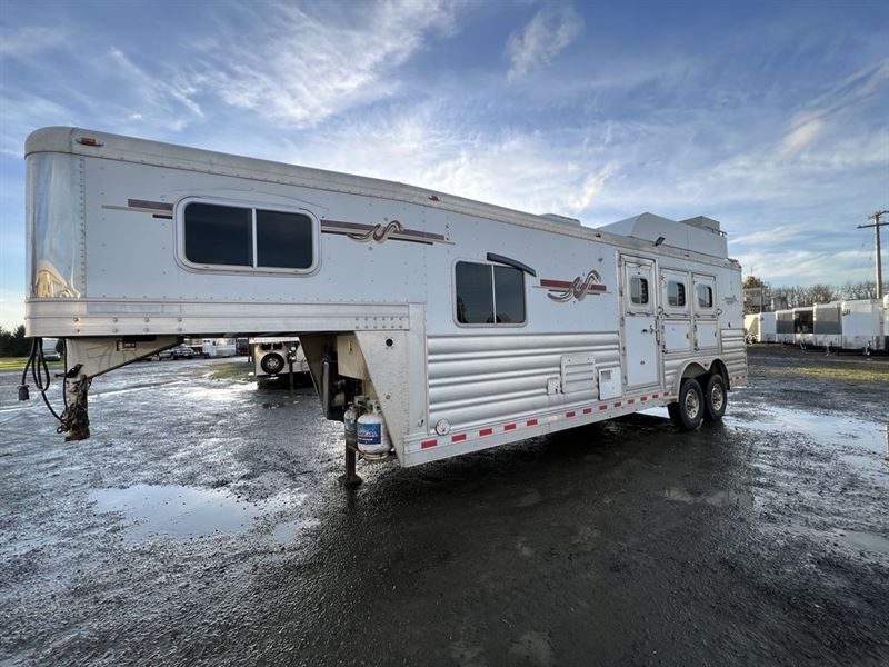 2007 Platinum Coach 8310 LQ 3 Horse