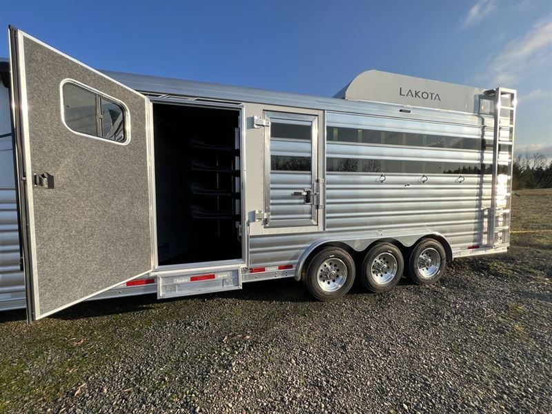 2023 Lakota charger livestock w/bunk beds