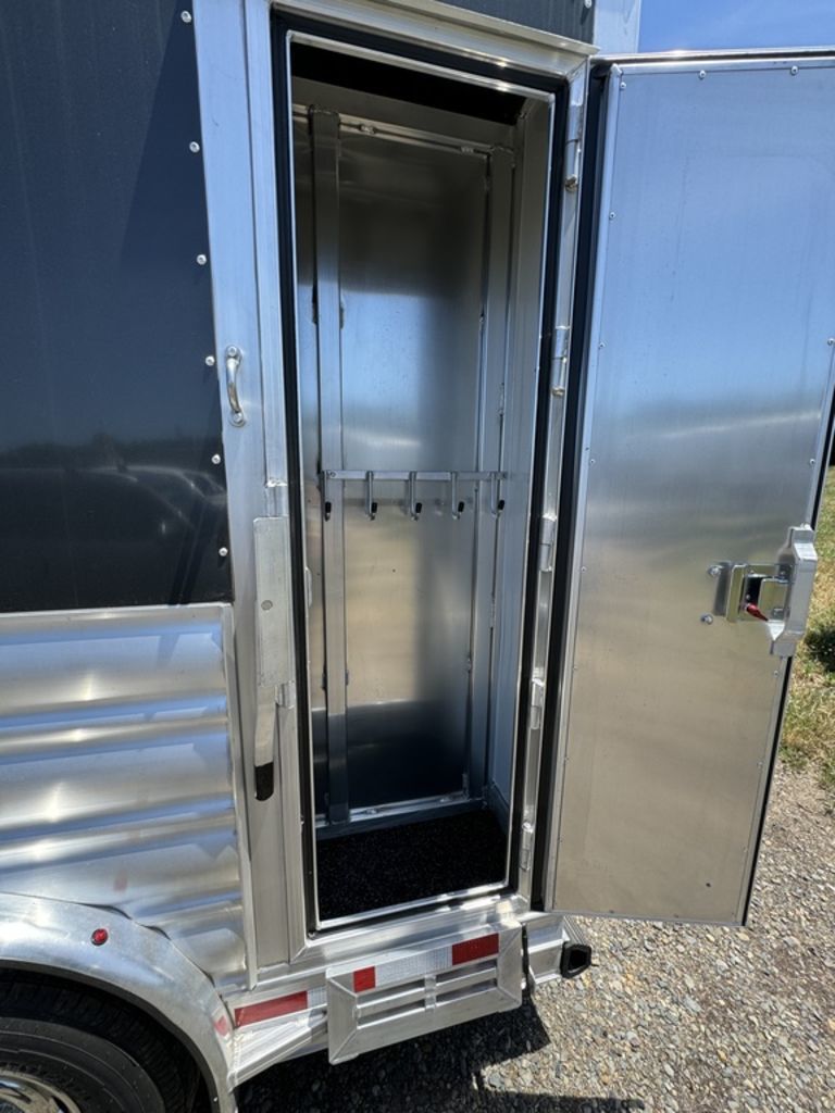 2024 Platinum Coach bumper pull 3 horse w/mangers