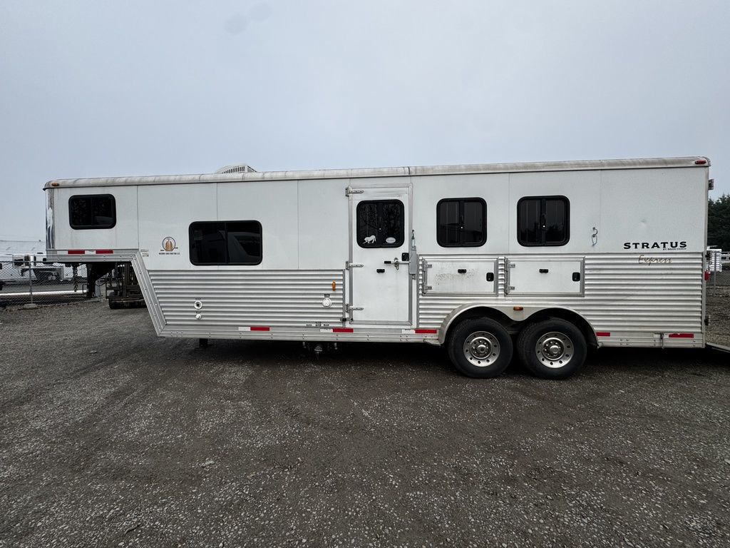 2014 Bison stratus express 8308 3 h living quarters