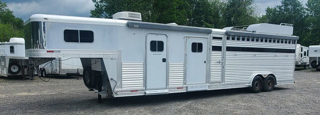 2007 Platinum Coach goose neck stock combo living quarters
