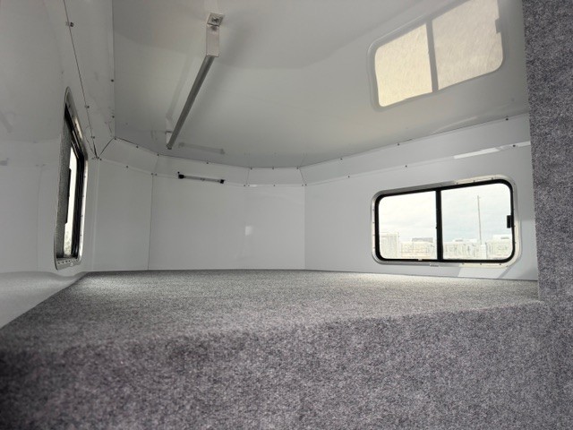 2025 Twister Trailer 5 horse gooseneck trailer with trainers split tack