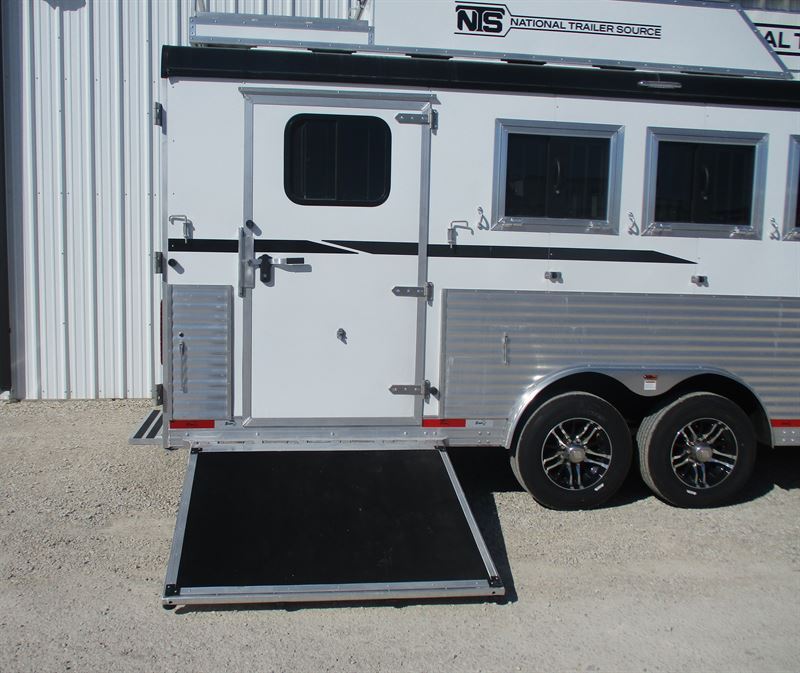 2025 Bison silverado 4 horse side load 15' living quarters