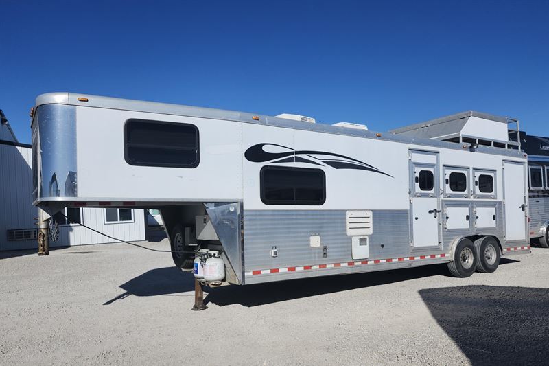 2007 Twister 3 Horse 10' Living Quarters