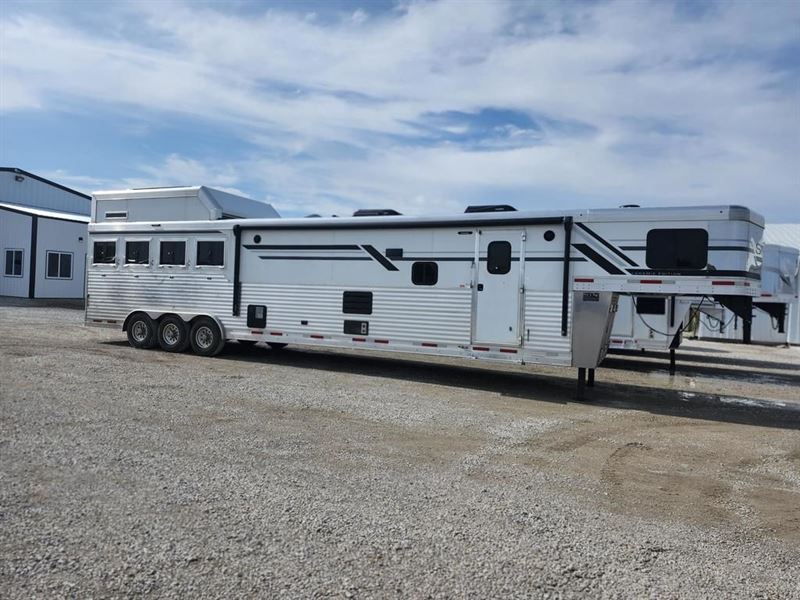 2023 SMC Laramie 4 Horse 18' Living Quarters