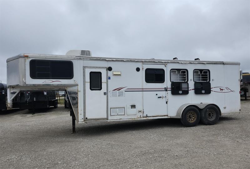 2001 Legend 3 horse 8' living quarters