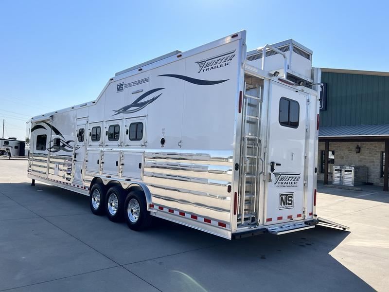 2024 Twister Trailer 4 horse side load with 16'6" outlaw conversions