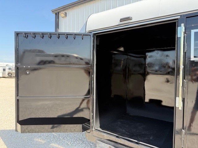 2025 Wyatt 6 horse with trainers split tack