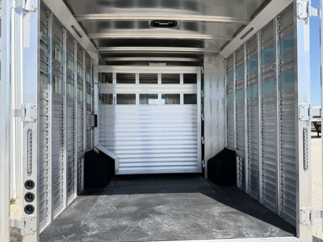 2027 smc laramie 14' livestock 15' living quarters