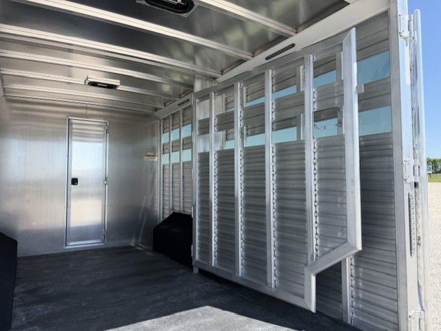 2027 smc laramie 14' livestock 15' living quarters