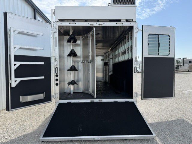 2027 Lakota charger 18' livestock 13' living quarters