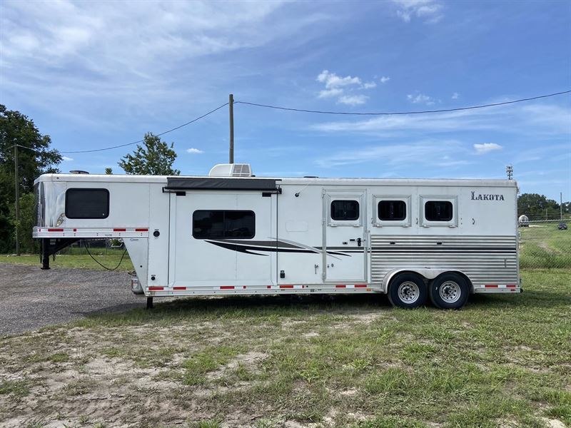 2014 Lakota Trailers 3 Horse Gooseneck Trailer with 11' Living Quarters