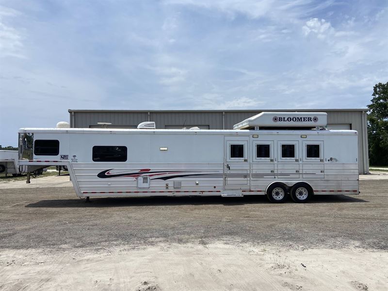 2008 Bloomer 4 Horse Gooseneck Trailer with 15' Living Quarters