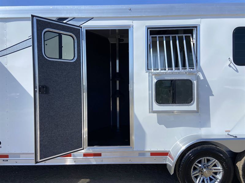 2026 Lakota charger 2 horse straight load 9' living quarters