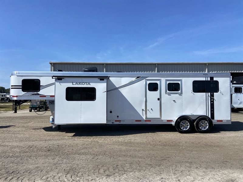2026 Lakota charger 2 horse straight load 9' living quarters
