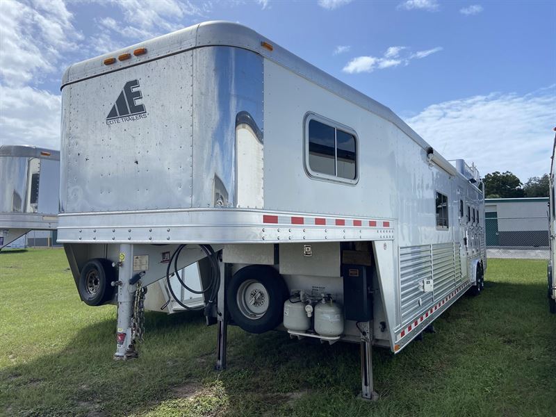 2009 Elite 4 horse 17'6" living quarters