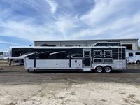 2019 3 horse Bison Premier 3 Horse 17' Living Quarters