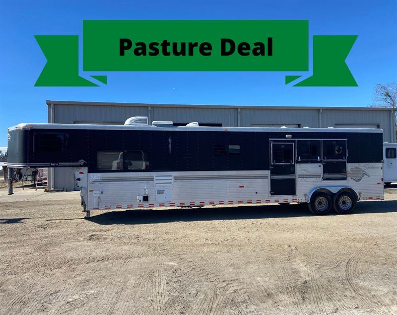 1999 Sundowner 3+1 Horse 10' Living Quarters