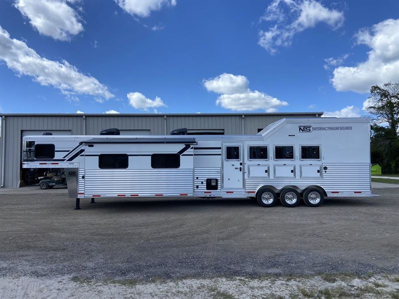 2026 SMC Laramie 4 Horse Side Load 18' Living Quarters