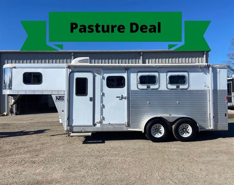 2006 Exiss 3 Horse 5' Living Quarters