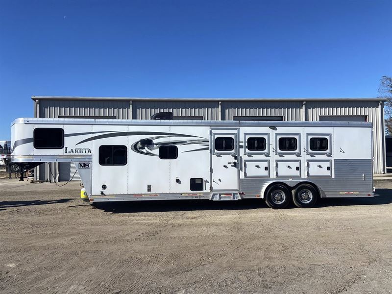 2017 Lakota Trailers Charger 4 Horse 11' Living Quarters