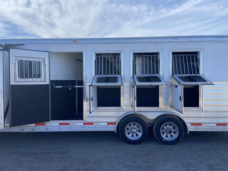 2017 Exiss 4 horse 16' living quarters