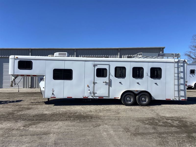 2012 Bison trail hand 4 horse 8' living quarters