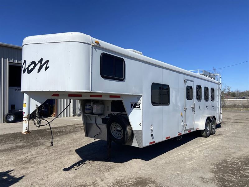 2012 Bison trail hand 4 horse 8' living quarters