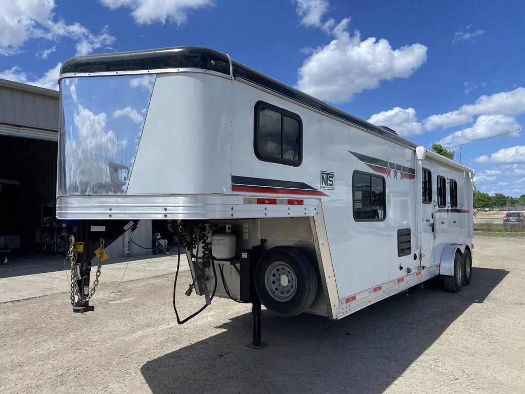 2022 Bison silverado 3 horse 10' living quarters