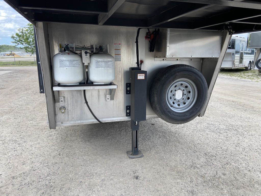 2022 Bison silverado 3 horse 10' living quarters