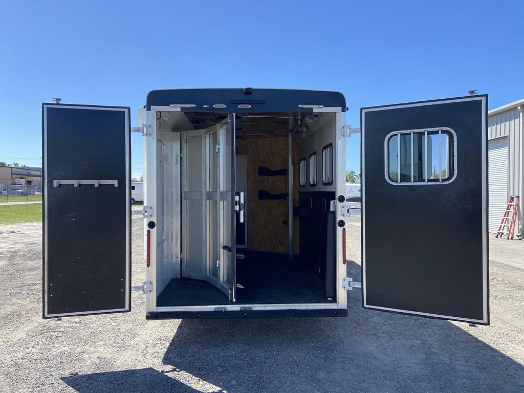 2022 Bison silverado 3 horse 10' living quarters