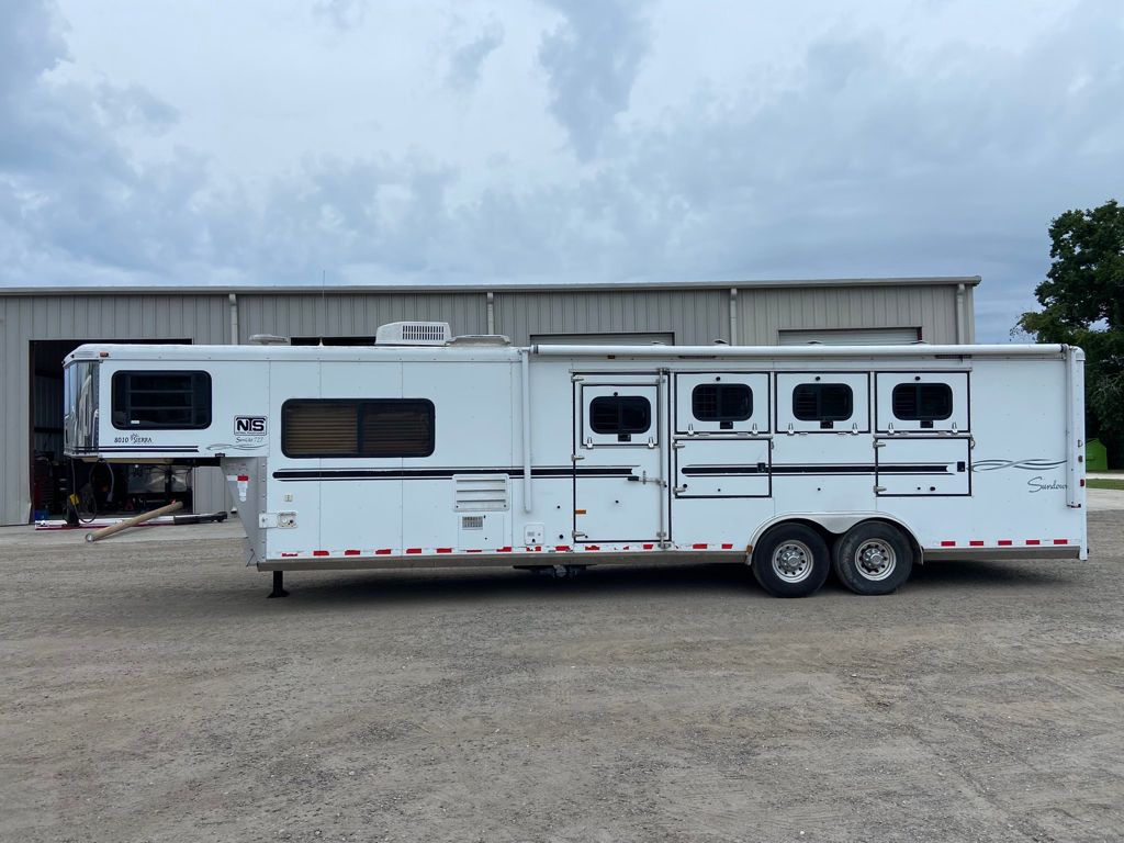 2005 Sundowner 4 horse 10' living quarters