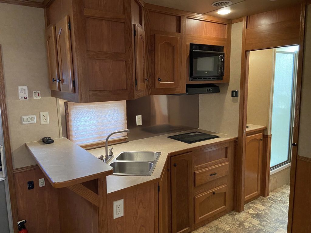 2013 Lakota charger 4 horse 13' living quarters