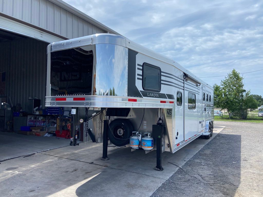 2027 Lakota charger 3 horse 13' living quarters