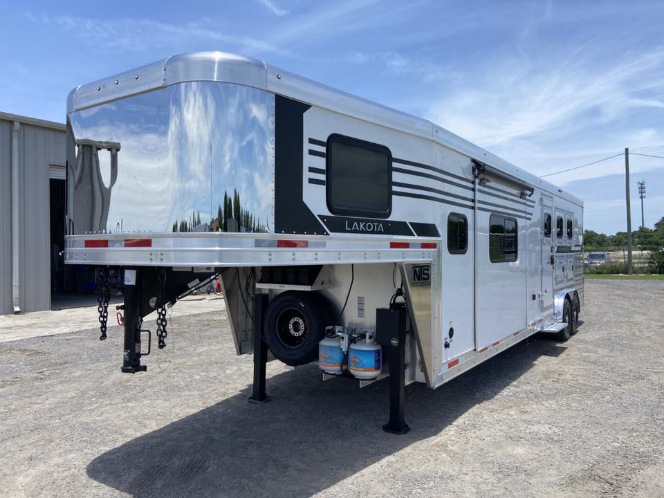 2027 Lakota charger 3 horse 13' living quarters