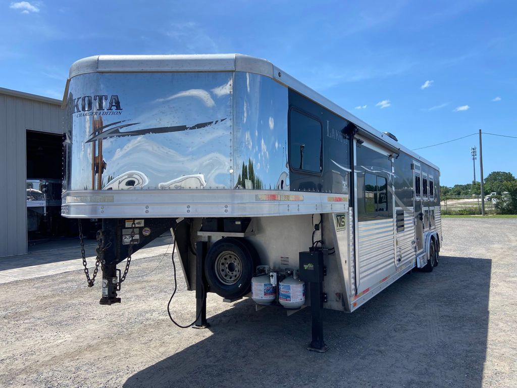 2015 Lakota 3 horse slant load 13' living quarters