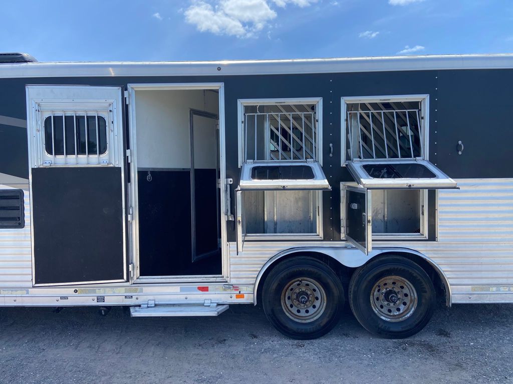2015 Lakota 3 horse slant load 13' living quarters