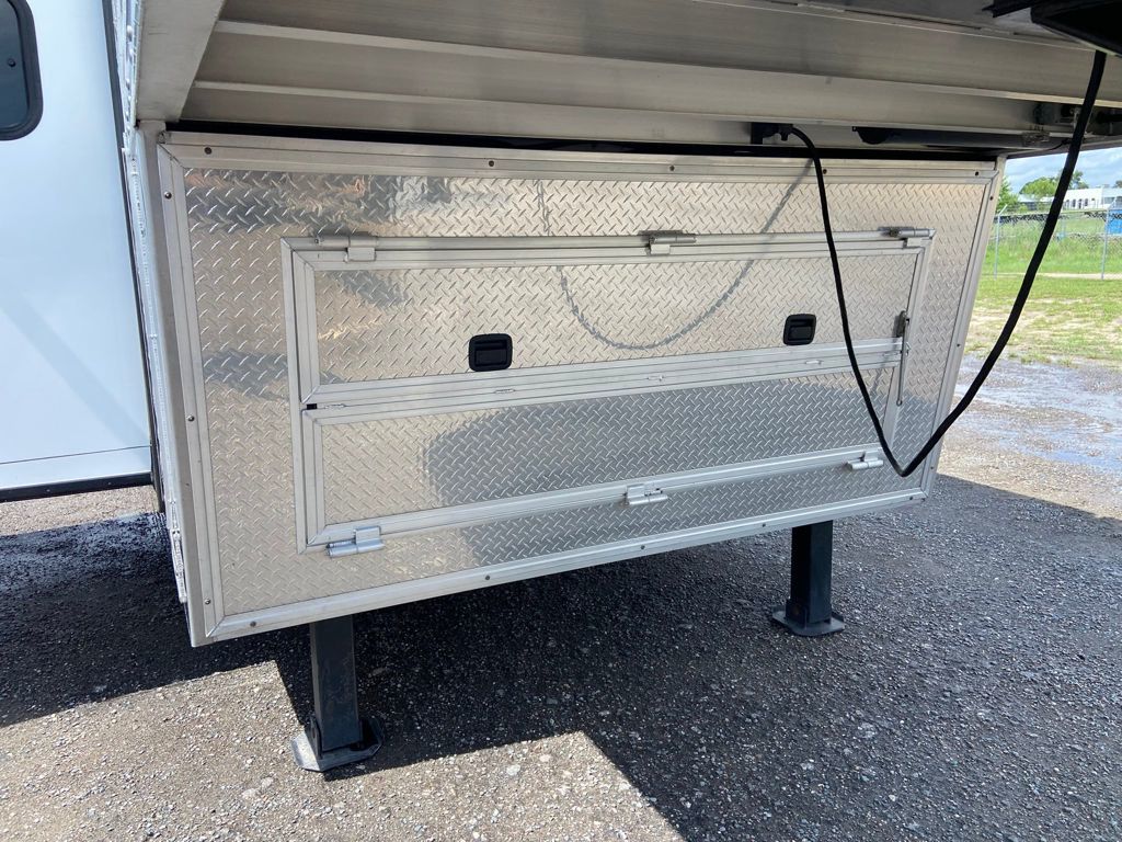 2024 Lakota 4 horse side load 15' living quarters