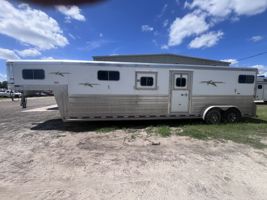 2018 4 horse Platinum 4 Horse Straight Load Gooseneck Trailer