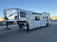 2018 3 horse Lakota Trailers Charger 3 Horse 11' Living Quarters
